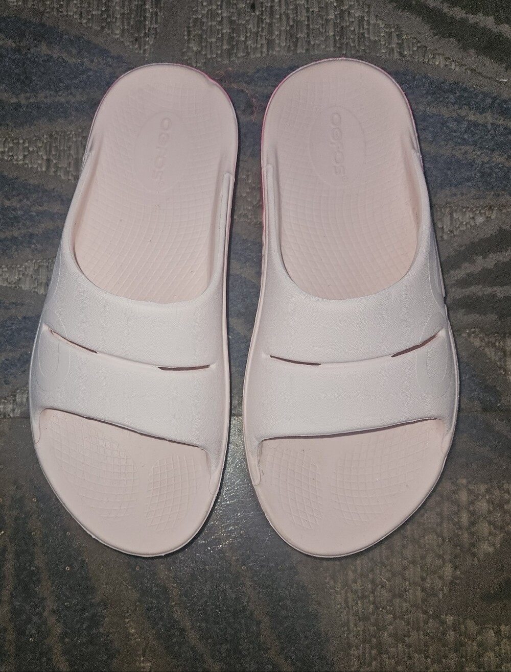 Light Pink Oofos